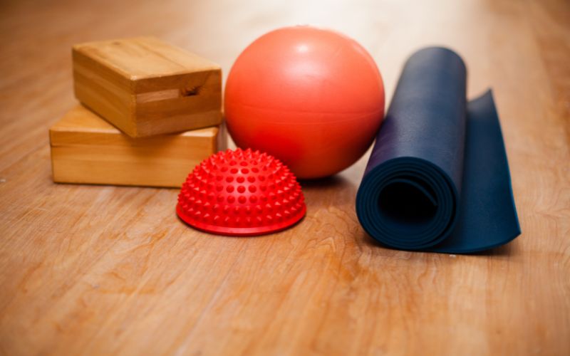 10 Accessoires de Yoga Indispensables pour Améliorer Votre Pratique à la Maison