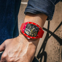 Montre connectée intelligente étanche et multifonction, de couleur rouge, sur le poignet d'un homme.