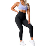 Pantalon de sport pour femme extensible et taille haute porté par une femme avec une brassière violette sur fond blanc