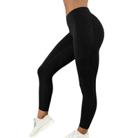 Pantalon de sport pour femme style legging avec poches porté par une femme avec des baskets sur fond blanc