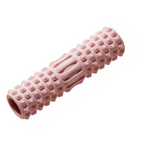 Rouleau de massage musculaire rose pour Pilates, sur un fond blanc.