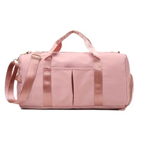 Sac de sport rose avec compartiment à chaussures, sur un fond blanc.