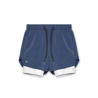 Short de sport bleu pour homme avec doublure sur fond blanc