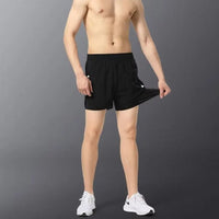 Short de sport noir pour homme à séchage rapide sur un homme