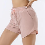 Short de sport rose et taille haute pour femme sur une femme